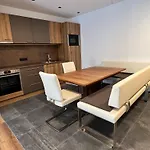 In Near Lifts, Cleaning Included Apartamento