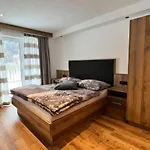 In Near Lifts, Cleaning Included Apartman *