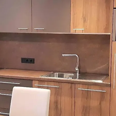 Διαμέρισμα In Near Lifts, Cleaning Included *