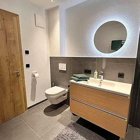 Διαμέρισμα In Near Lifts, Cleaning Included